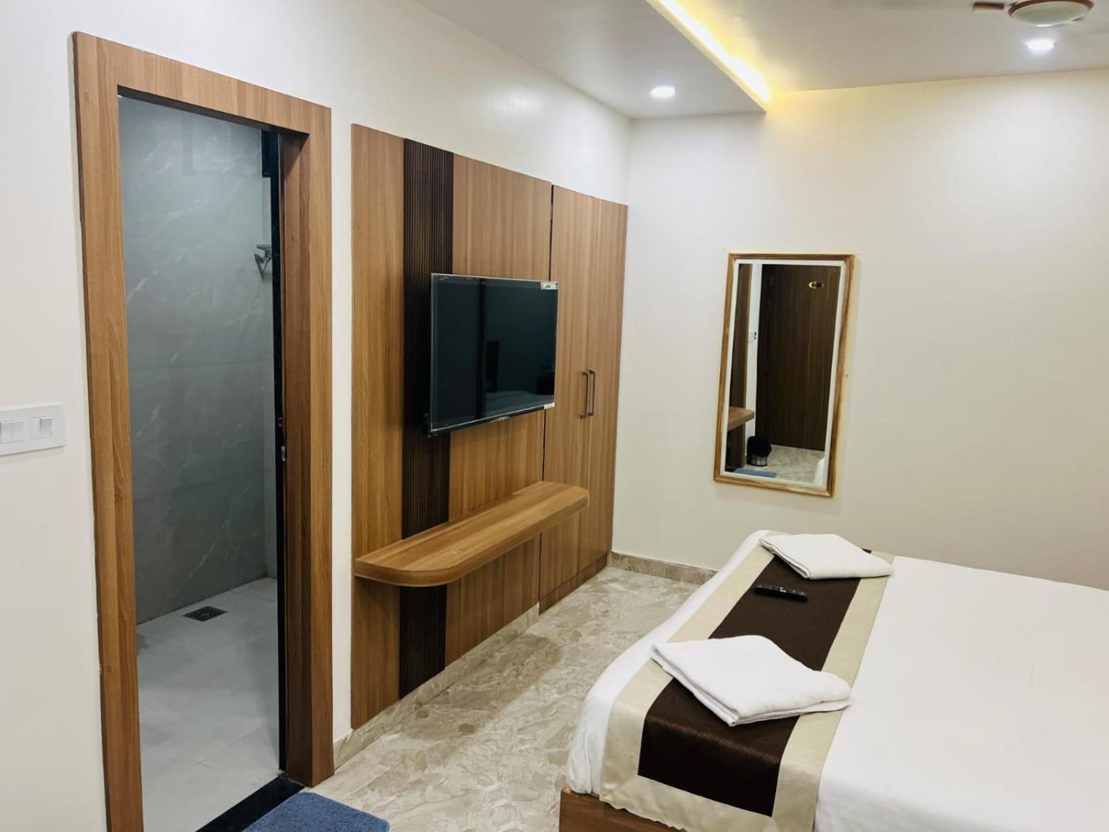 Sandal Woods 3*